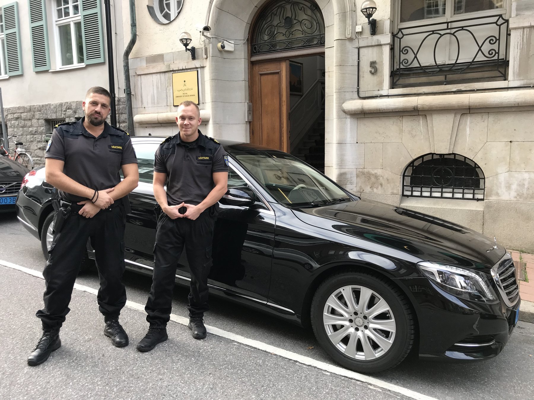 Två väktare vid ambassadmiljö i Stockholm